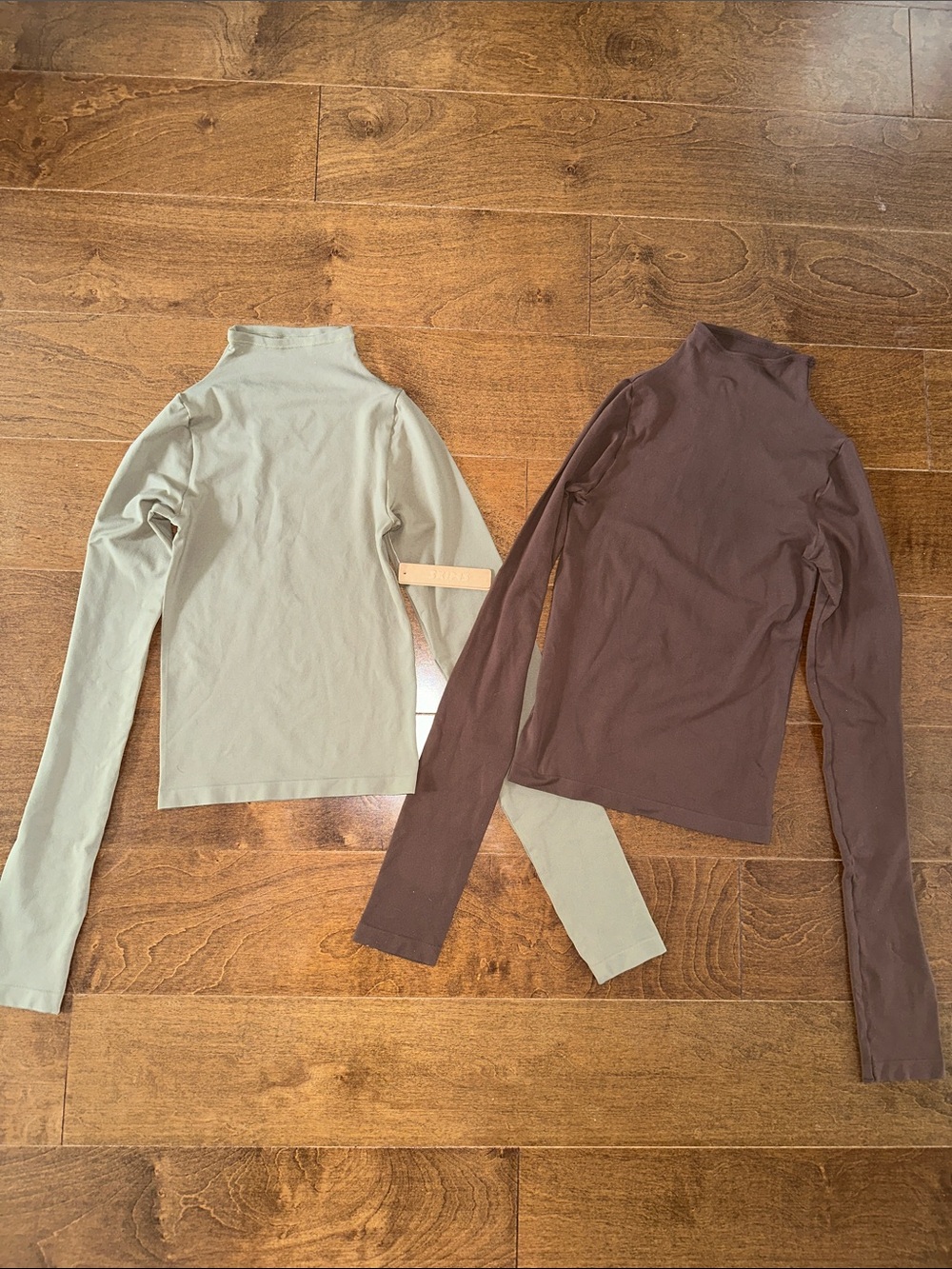 SKIMS SOFT SMOOTHING SEAMLESS TURTLENECK ARMY GREEN + COCOA BUNDLE XXS